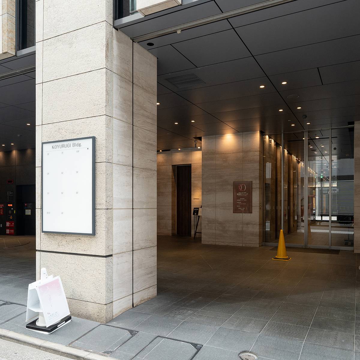 西五番街通り側入口